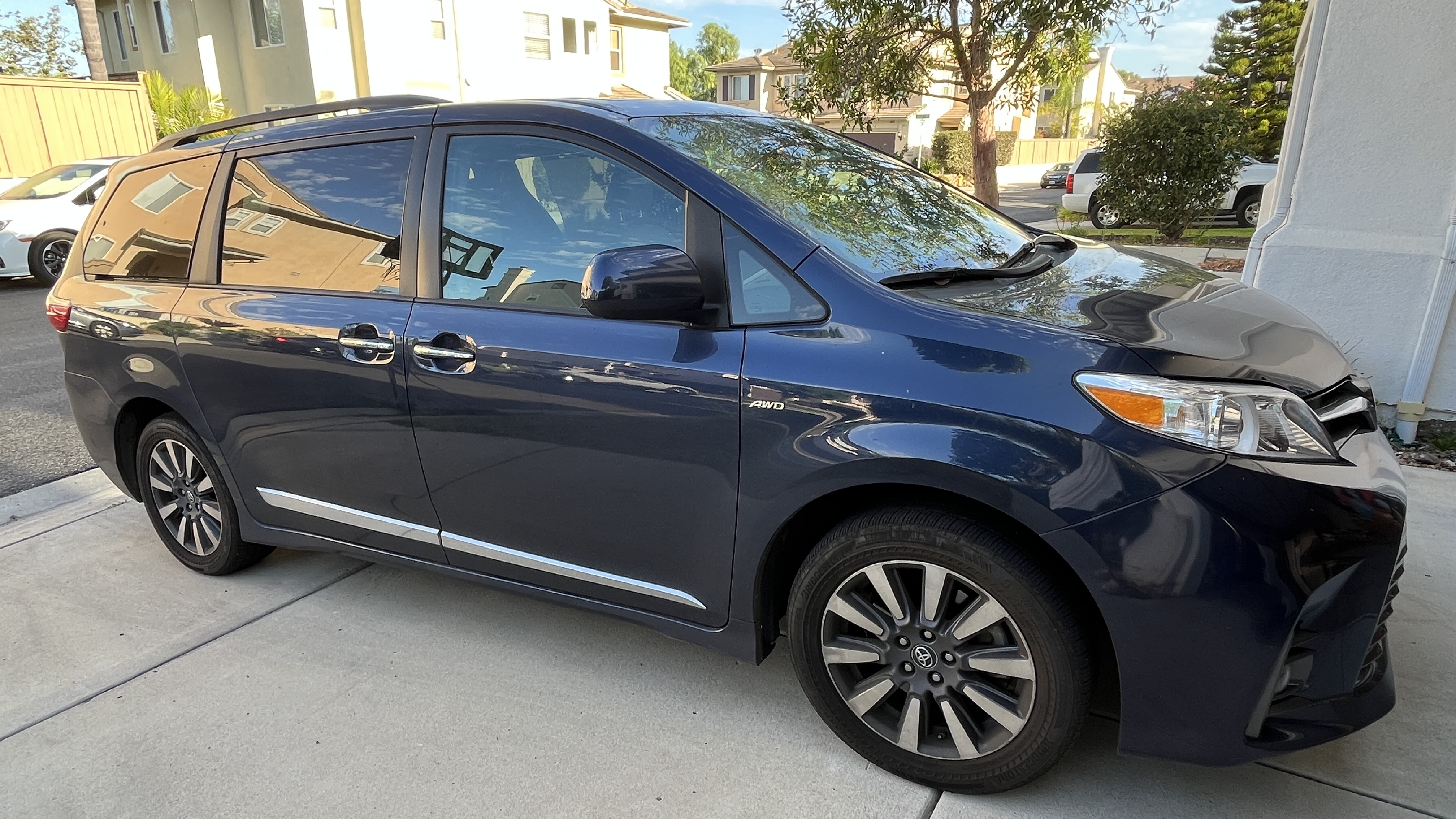 Used 2018 Toyota Sienna XLE w/ XLE Navigation Package AWD/4WD image 1