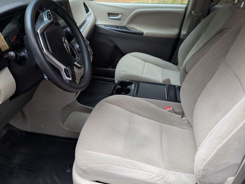 Used 2017 Toyota Sienna LE AWD/4WD image 8