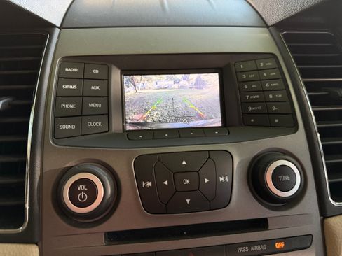 Used 2017 Ford Taurus SE FWD image 12