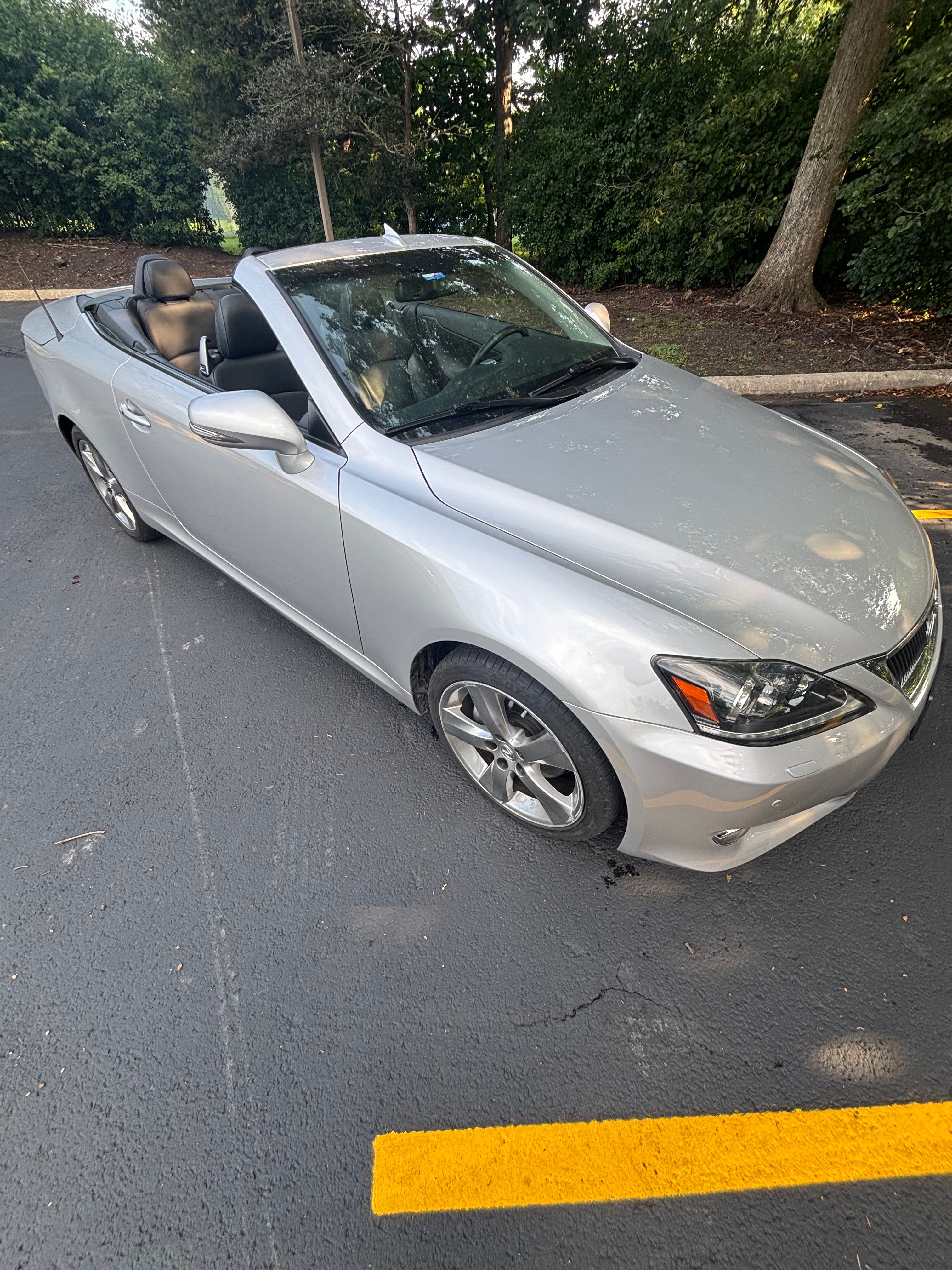 Used 2011 Lexus IS 250C w/ Luxury Pkg RWD image 2
