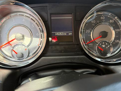 Used 2014 Chrysler Town & Country Touring FWD image 12