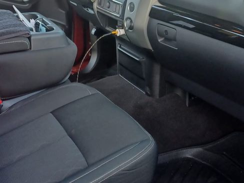 Used 2017 Nissan Titan SV image 14