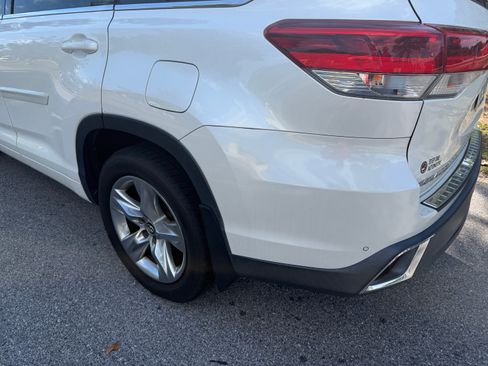 Used 2017 Toyota Highlander Limited AWD/4WD image 6