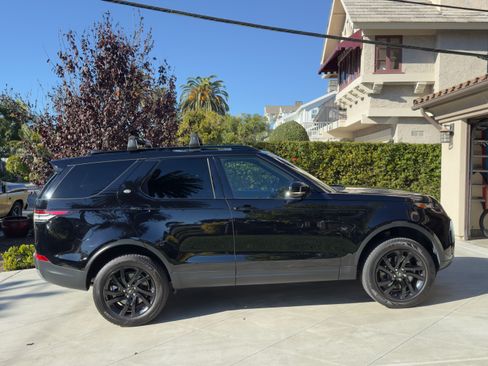 Used 2017 Land Rover Discovery SE image 2