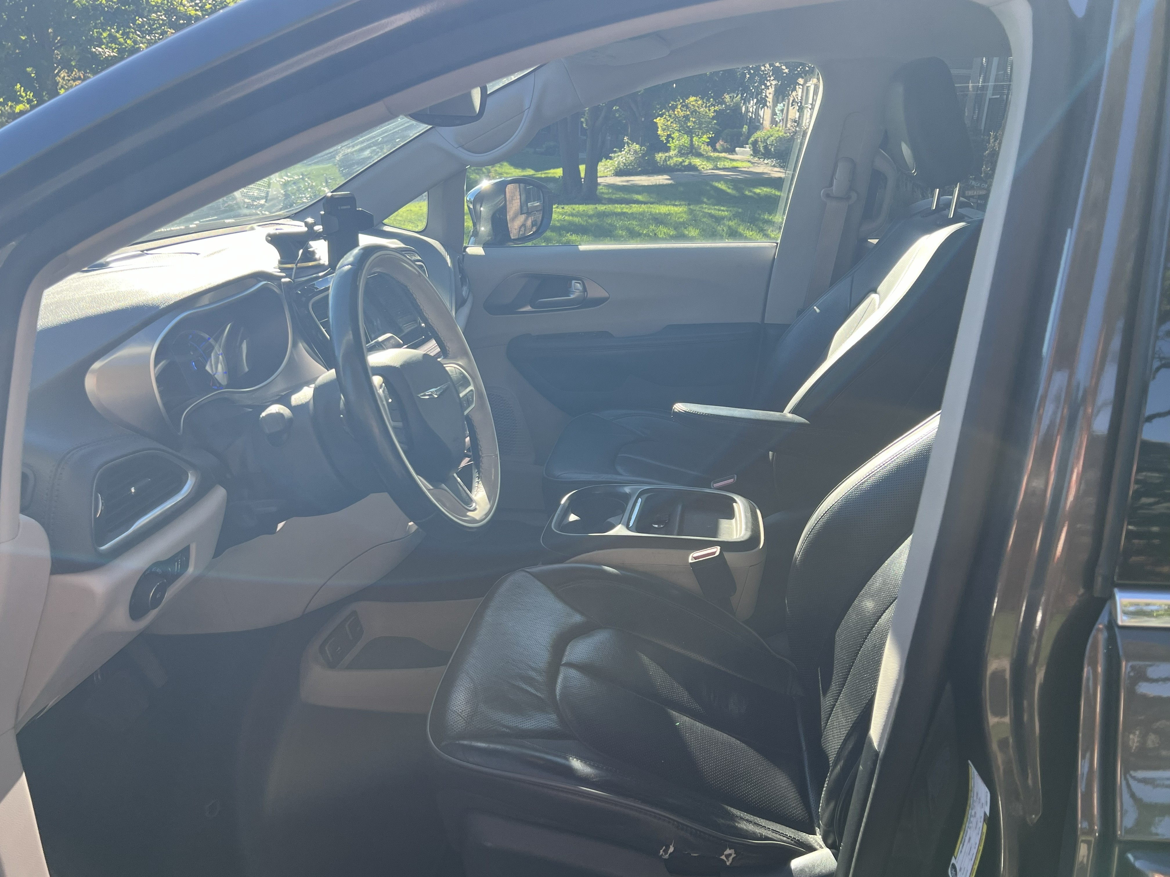 Used 2017 Chrysler Pacifica Platinum FWD image 21