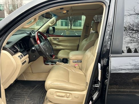 Used 2009 Lexus LX 570 4WD w/ Preferred Accessory Pkg image 11