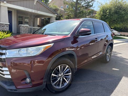 Used 2017 Toyota Highlander XLE image 4