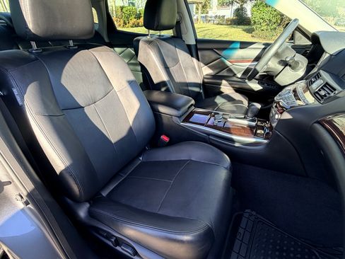 Used 2018 INFINITI Q70 Luxe image 11