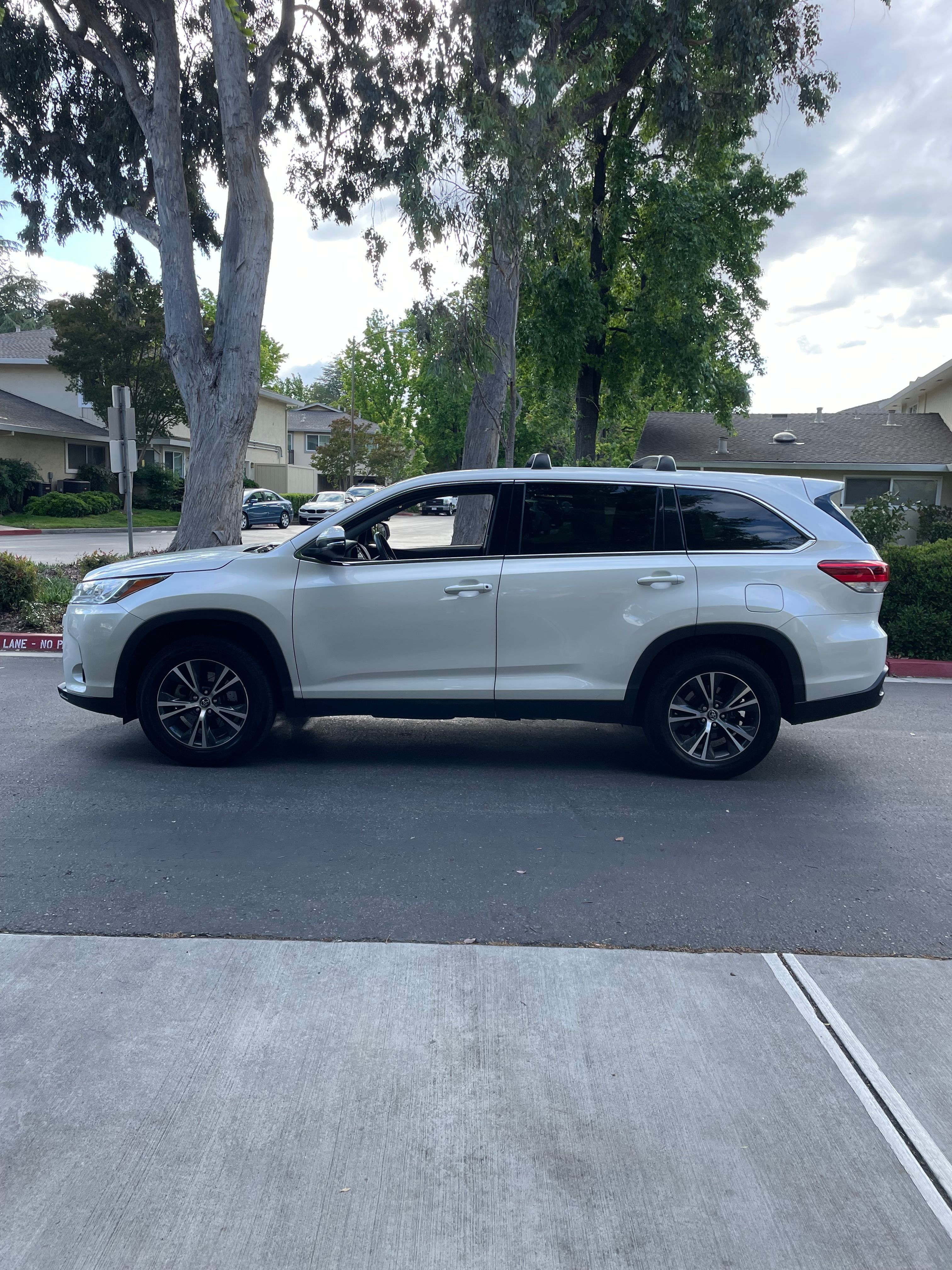 Used 2019 Toyota Highlander LE FWD image 4