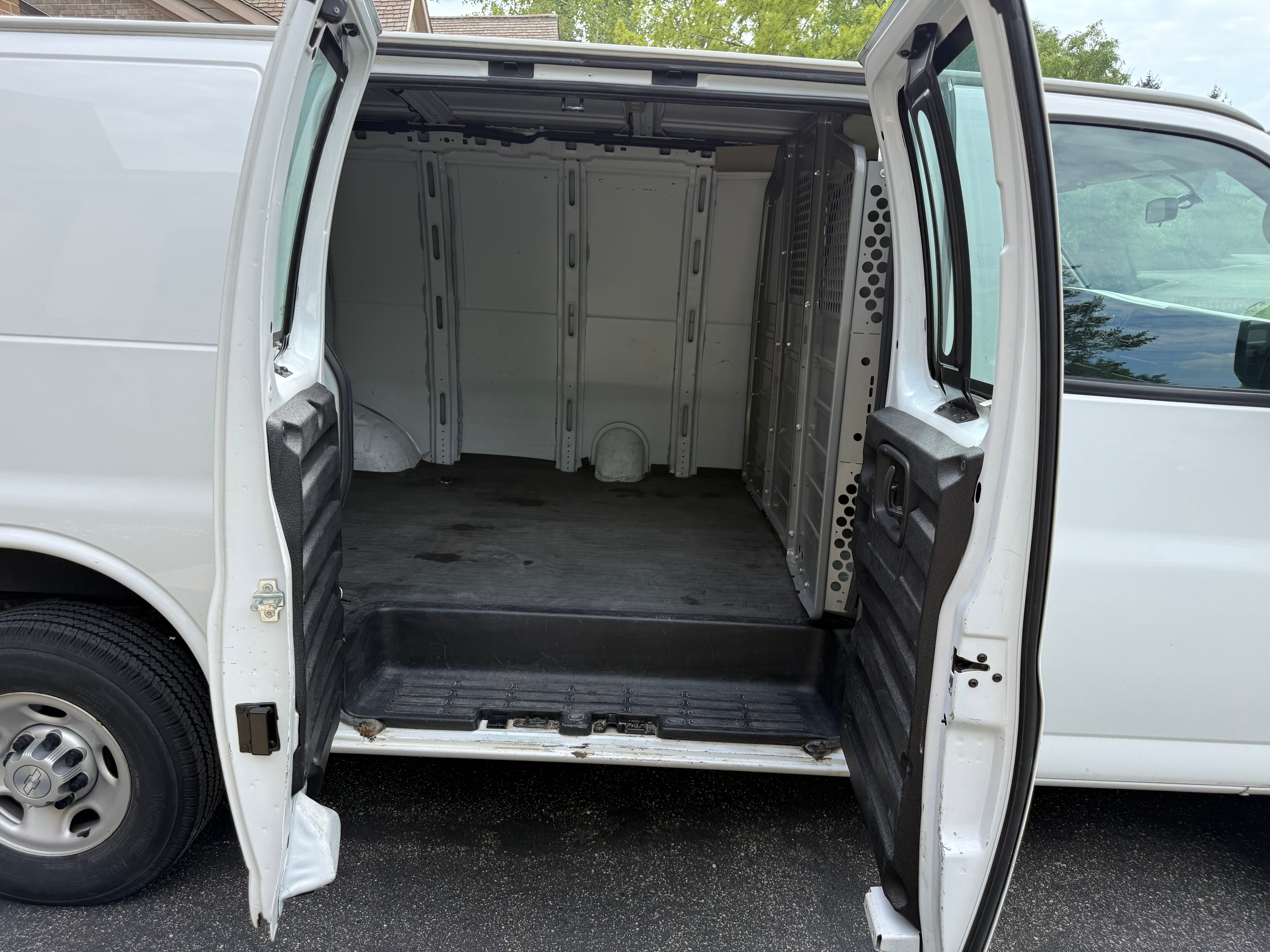 Used 2019 Chevrolet Express 2500 w/ Driver Convenience Package RWD image 11