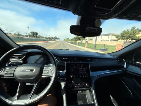 Used 2022 Jeep Grand Cherokee L Laredo image 4