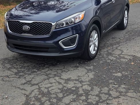 Used 2017 Kia Sorento LX w/ LX Convenience Package image 1