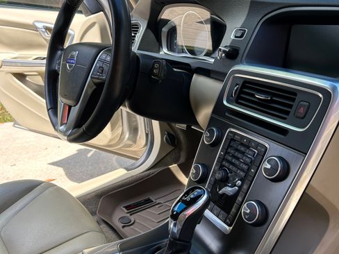 Used 2015 Volvo V60 T5 Premier Plus image 22
