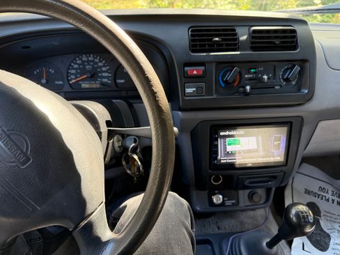 Used 1999 Nissan Frontier SE image 6