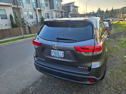Used 2019 Toyota Highlander XLE image 11