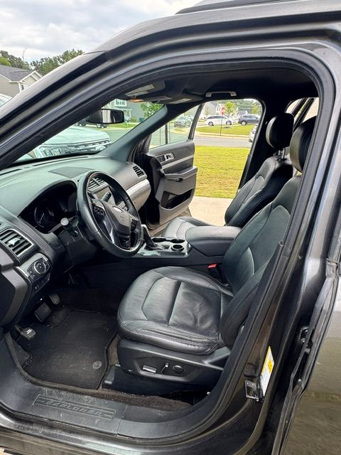 Used 2017 Ford Explorer XLT w/ Equipment Group 202A FWD image 10