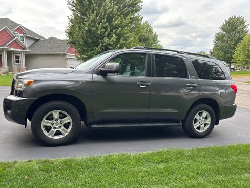Used 2016 Toyota Sequoia SR5 AWD/4WD image 1