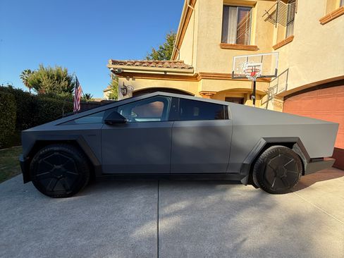 Used 2024 Tesla Cybertruck AWD Crew Cab image 5