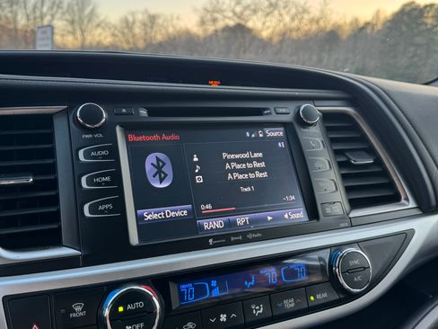 Used 2017 Toyota Highlander XLE image 25