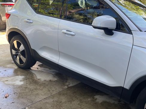 Used 2020 Volvo XC40 T4 Momentum image 21