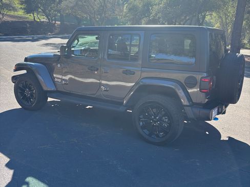 Used 2022 Jeep Wrangler Unlimited Sahara w/ Cold Weather Group image 17