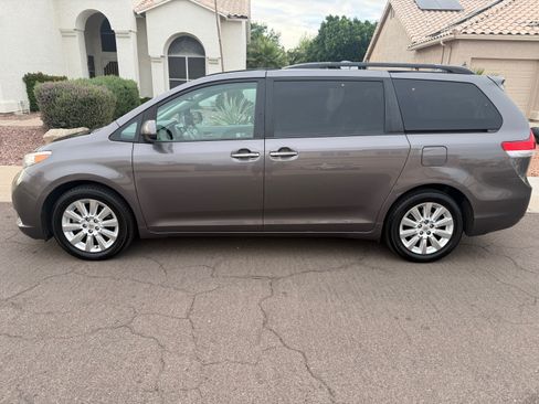 Used 2012 Toyota Sienna Limited w/ Premium Pkg image 1