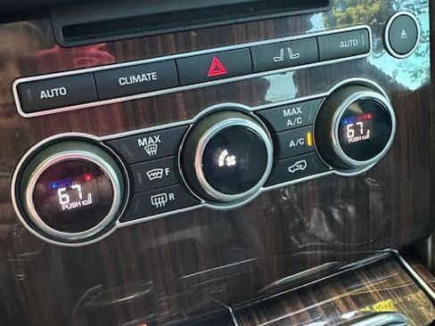 Used 2016 Land Rover Range Rover image 9