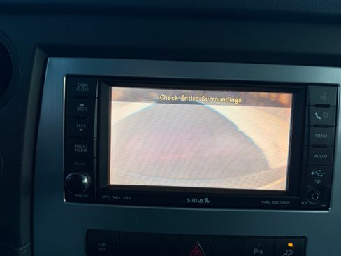 Used 2008 Jeep Commander Sport image 2