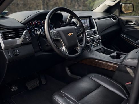 Used 2020 Chevrolet Suburban LT w/ Luxury Package image 8