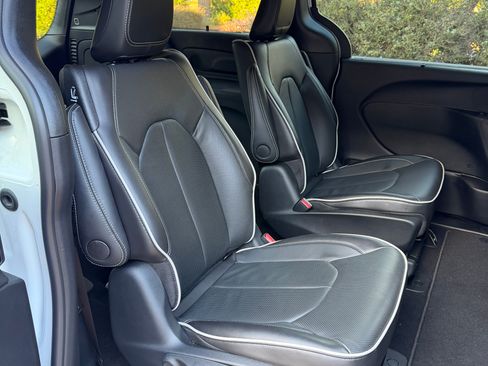 Used 2025 Chrysler Pacifica Premium image 13
