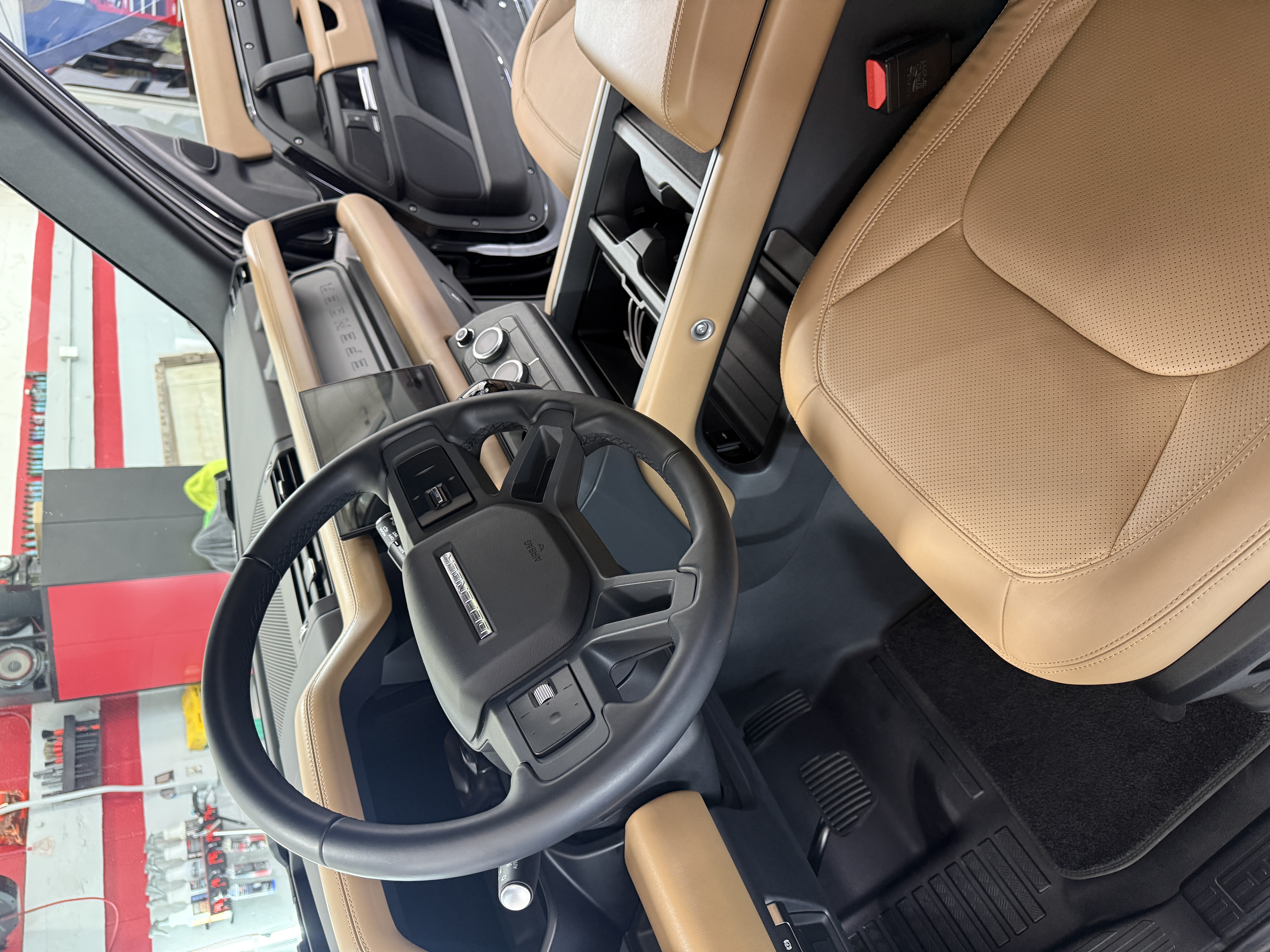 Used 2025 Land Rover Defender 130 X-Dynamic SE AWD/4WD image 8