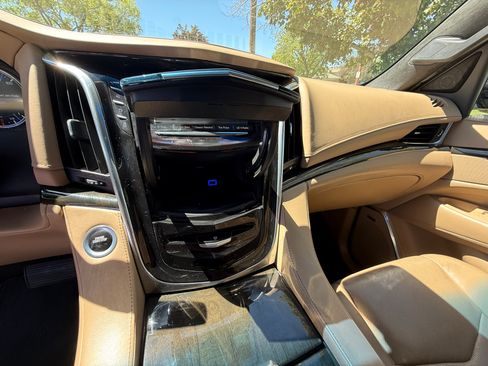Used 2018 Cadillac Escalade Platinum AWD/4WD image 10