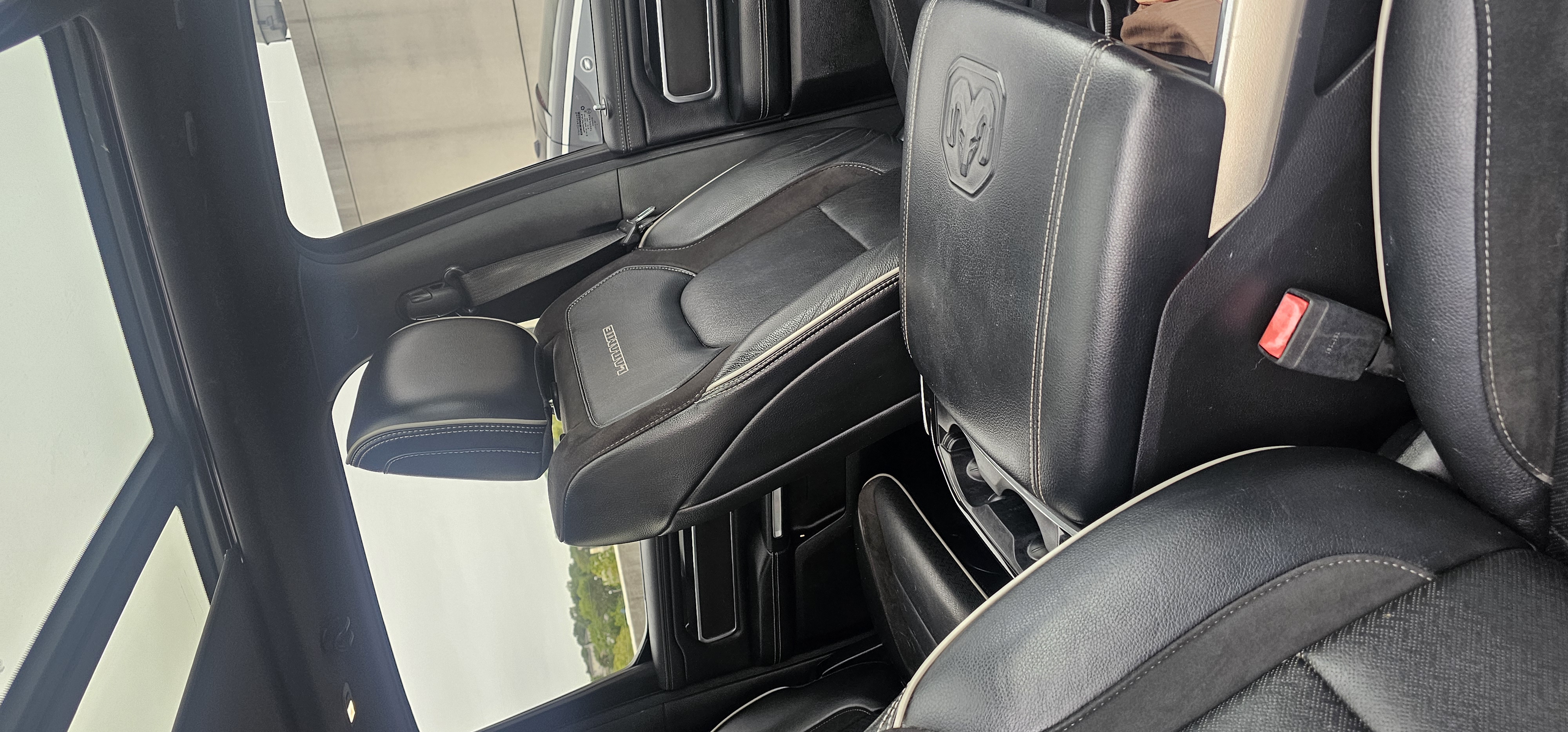 Used 2019 RAM 1500 Laramie RWD image 4