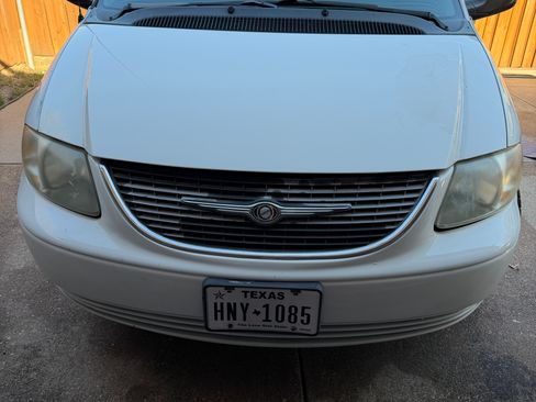 Used 2001 Chrysler Town & Country LX image 1