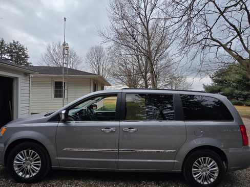 Used 2013 Chrysler Town & Country Touring-L w/ Driver Convenience Group image 2