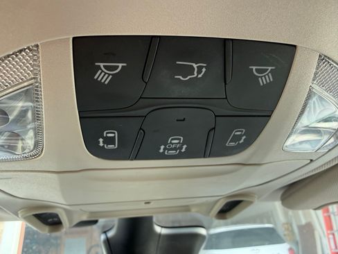 Used 2018 Chrysler Pacifica Limited w/ Tire & Wheel Group image 18