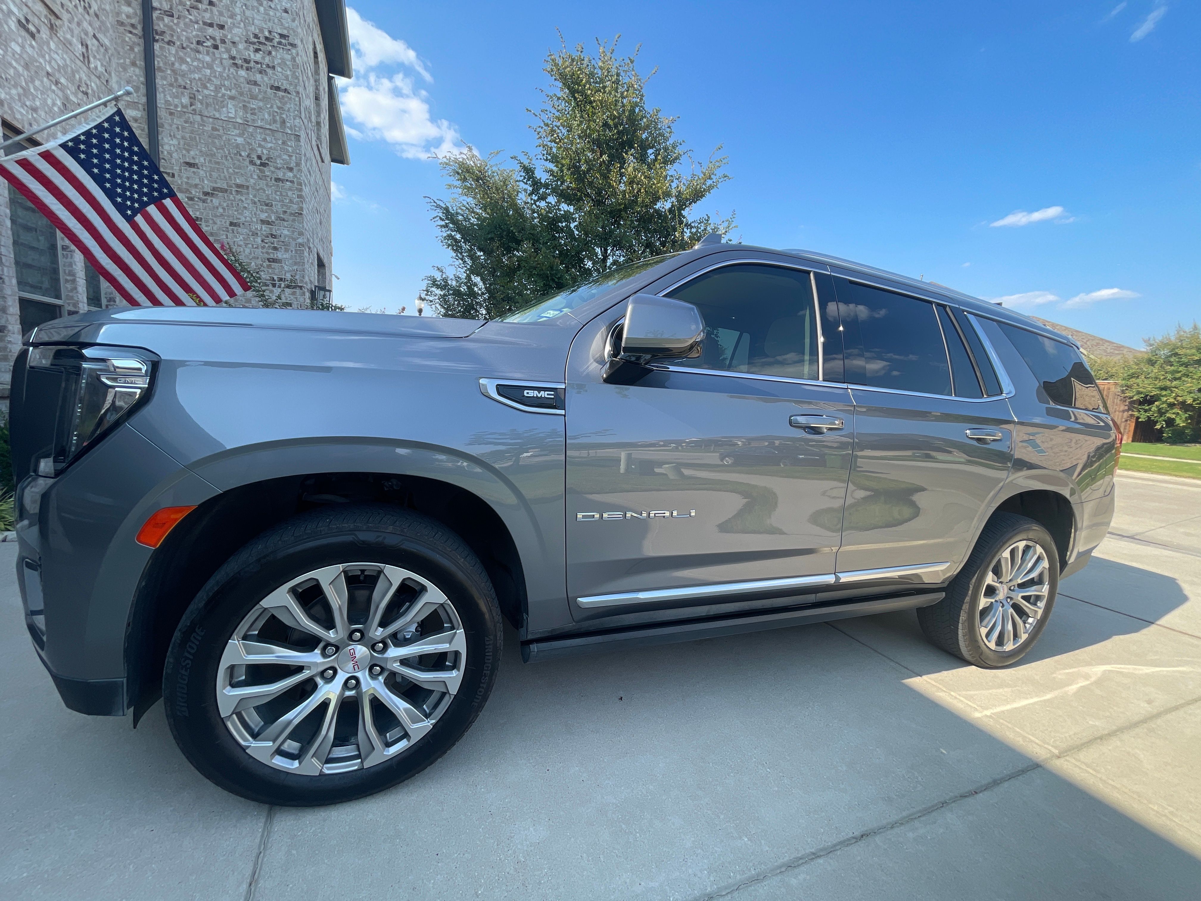 Used 2021 GMC Yukon Denali w/ Denali Premium Package AWD/4WD image 2