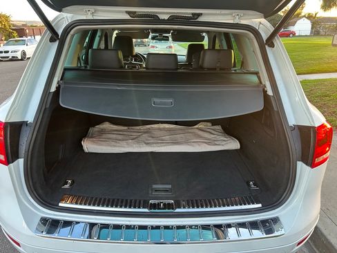 Used 2014 Volkswagen Touareg Sport image 9