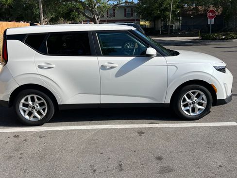 Used 2023 Kia Soul LX w/ LX Technology Package image 14
