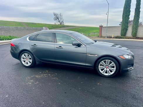 Used 2017 Jaguar XF Premium image 5