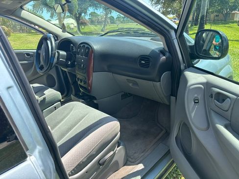 Used 2005 Chrysler Town & Country FWD image 3
