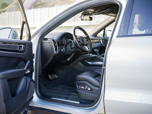 Used 2020 Porsche Cayenne Turbo image 19