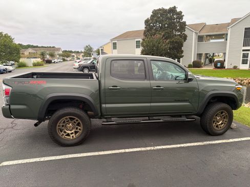 Used 2022 Toyota Tacoma TRD Off-Road w/ TRD Premium Off Road Package AWD/4WD image 9