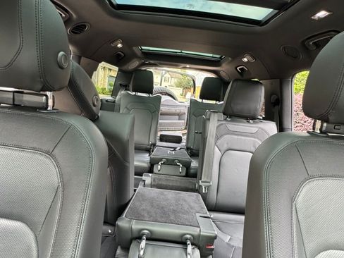 Used 2023 Land Rover Defender 130 X-Dynamic SE image 28