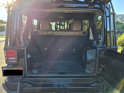 Used 2013 Jeep Wrangler Unlimited Sahara image 27