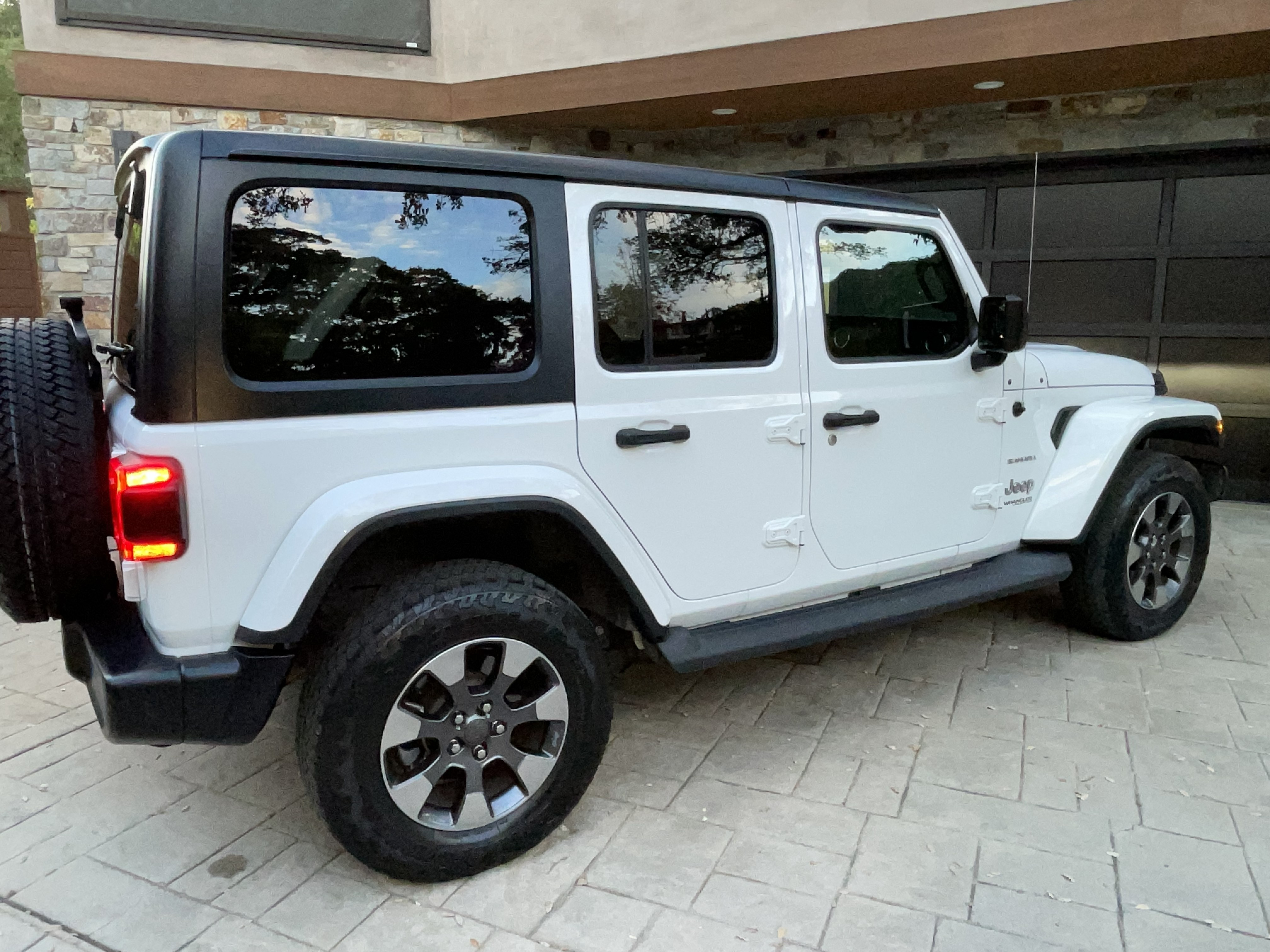 Used 2018 Jeep Wrangler Unlimited Sahara AWD/4WD image 13