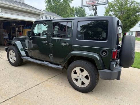 Used 2011 Jeep Wrangler Unlimited Sahara w/ Connectivity Group AWD/4WD image 8