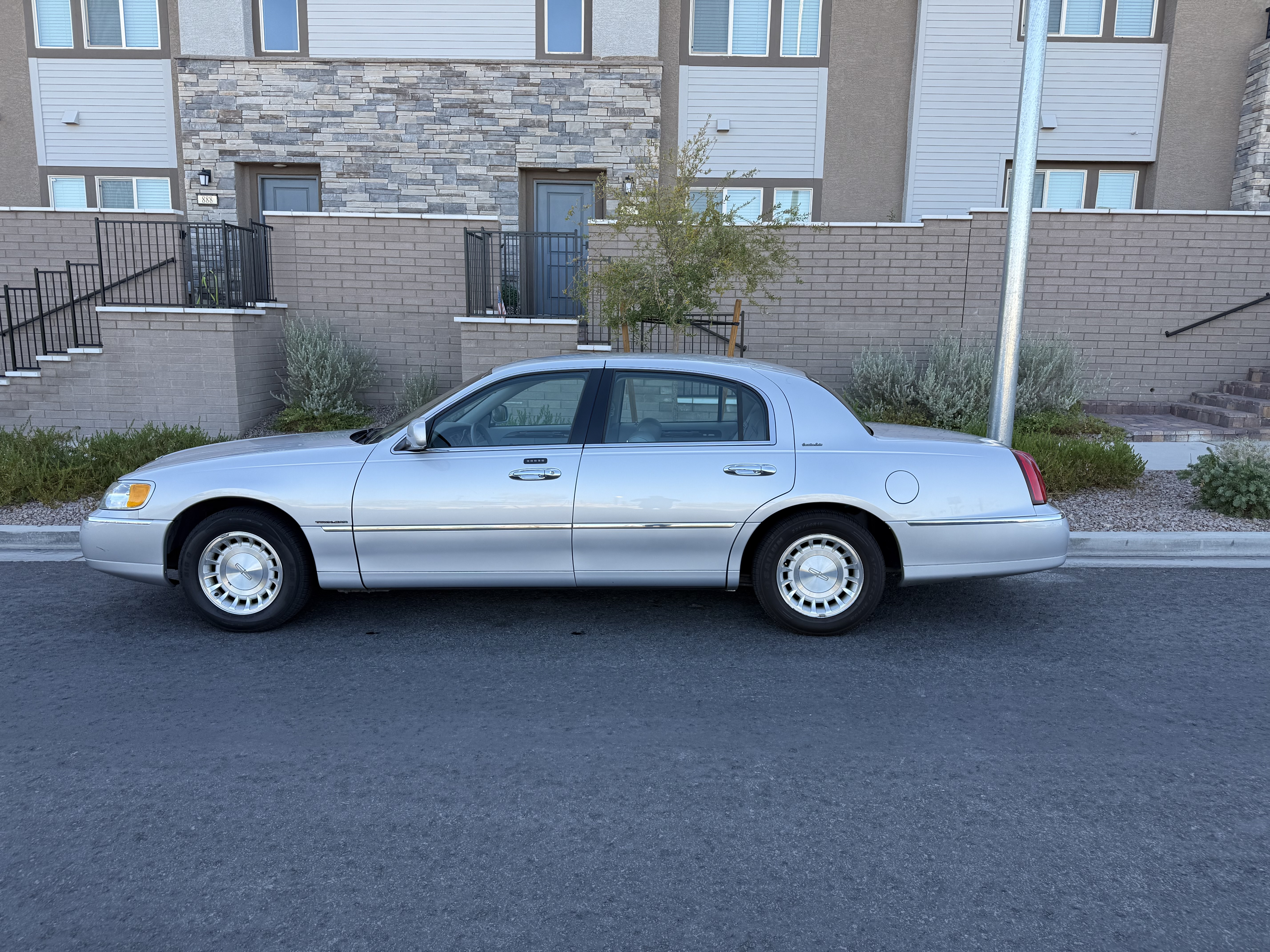Used 2001 Lincoln Town Car Executive RWD image 11