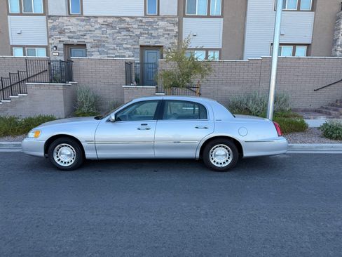 Used 2001 Lincoln Town Car Executive RWD image 11