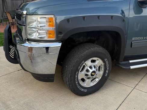Used 2011 Chevrolet Silverado 2500 LT w/ Convenience Package AWD/4WD image 2